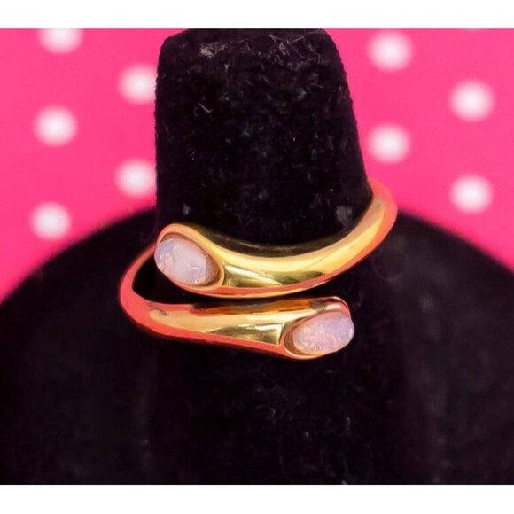 Vintage Spiral Rhinestone Gold Tone Ring by Avon Size 6 - P8 - Picture 1 of 3